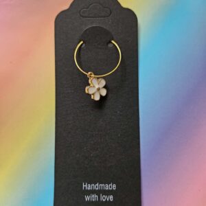 Wine glass charm approx 4cms flower white