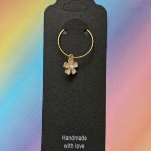 Wine glass charm approx 4cms flower white with pearl