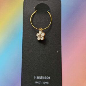 Wine glass charm approx 4cms flower white1