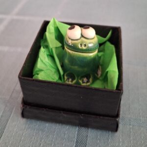 Frog -Tiny, dark green