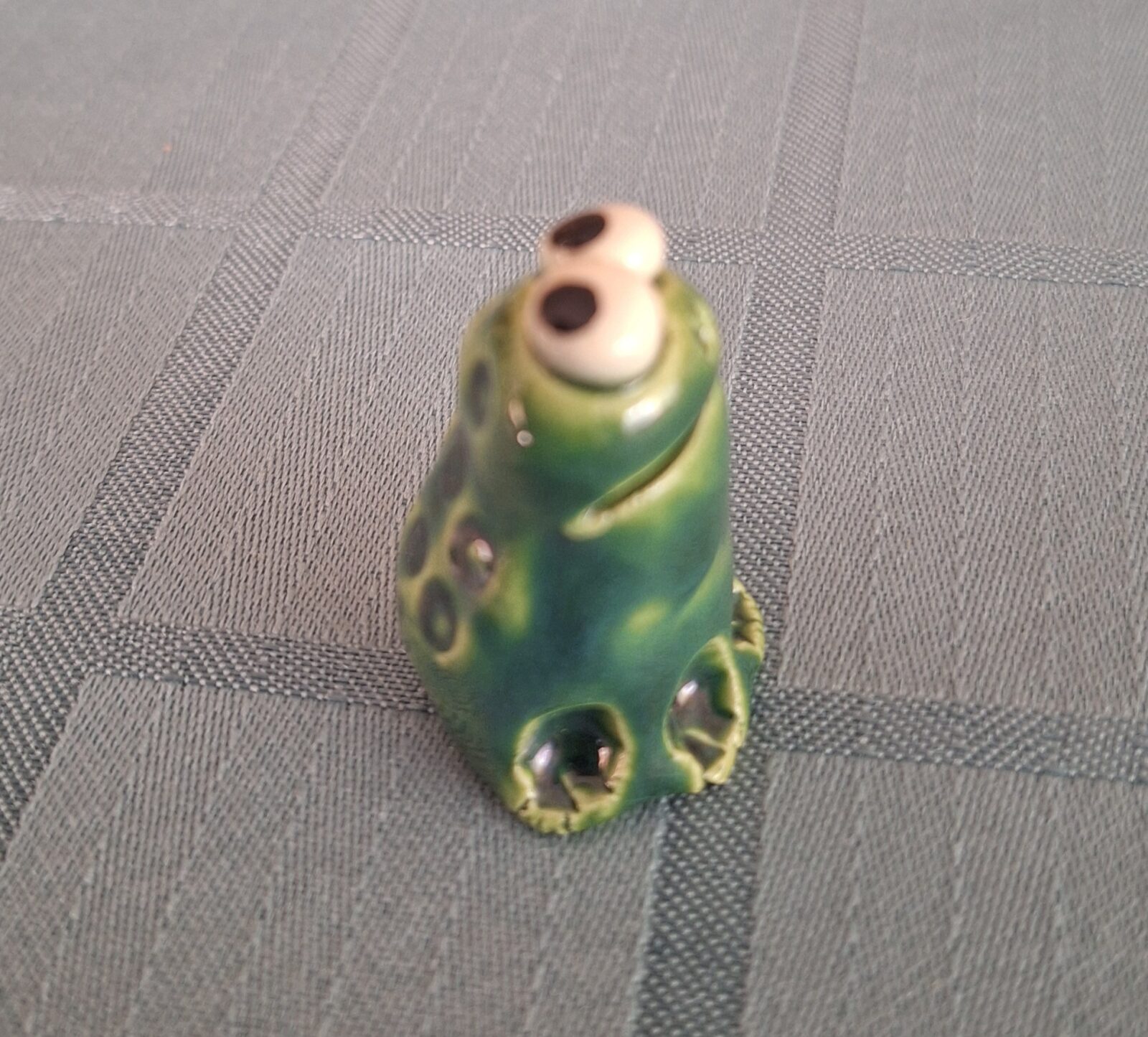 Frog -Tiny, dark green - Image 3